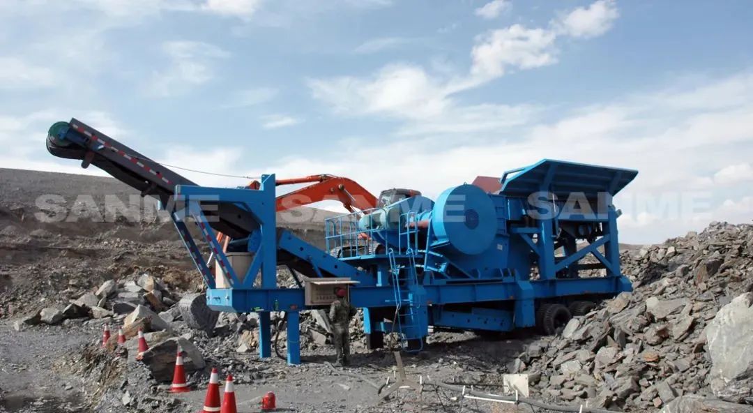 時(shí)產(chǎn)值近600萬！山美移動(dòng)式破碎篩分一體站助力江蘇高碳鉻鐵礦破碎項(xiàng)目建設(shè)