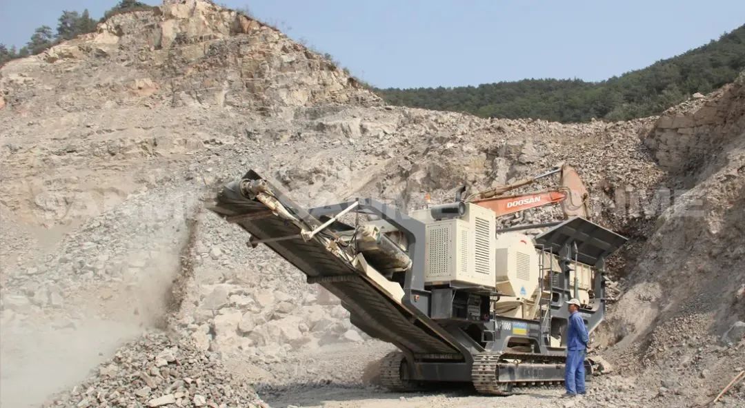 時(shí)產(chǎn)值近600萬！山美移動(dòng)式破碎篩分一體站助力江蘇高碳鉻鐵礦破碎項(xiàng)目建設(shè)